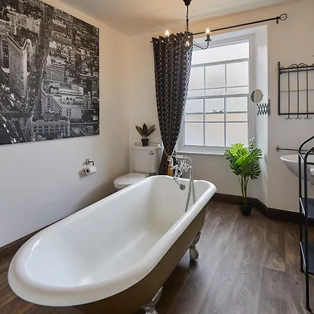 Host & - Beckside * Pickering